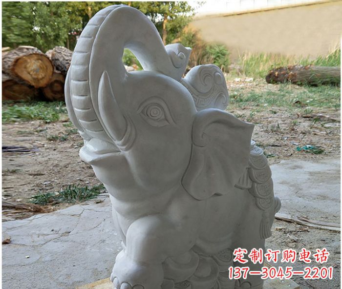 宜宾象鼻朝天脚踩元宝的大象石雕