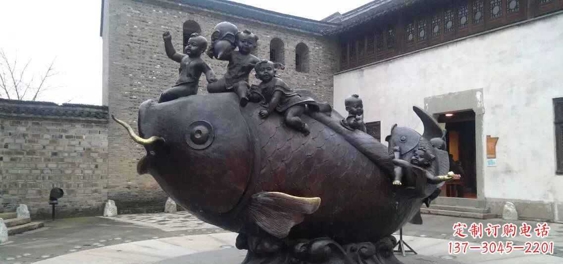 宜宾小孩骑鱼铜雕