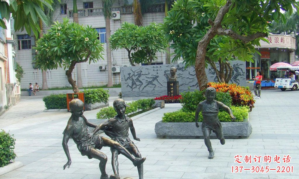 宜宾小孩踢足球铜雕