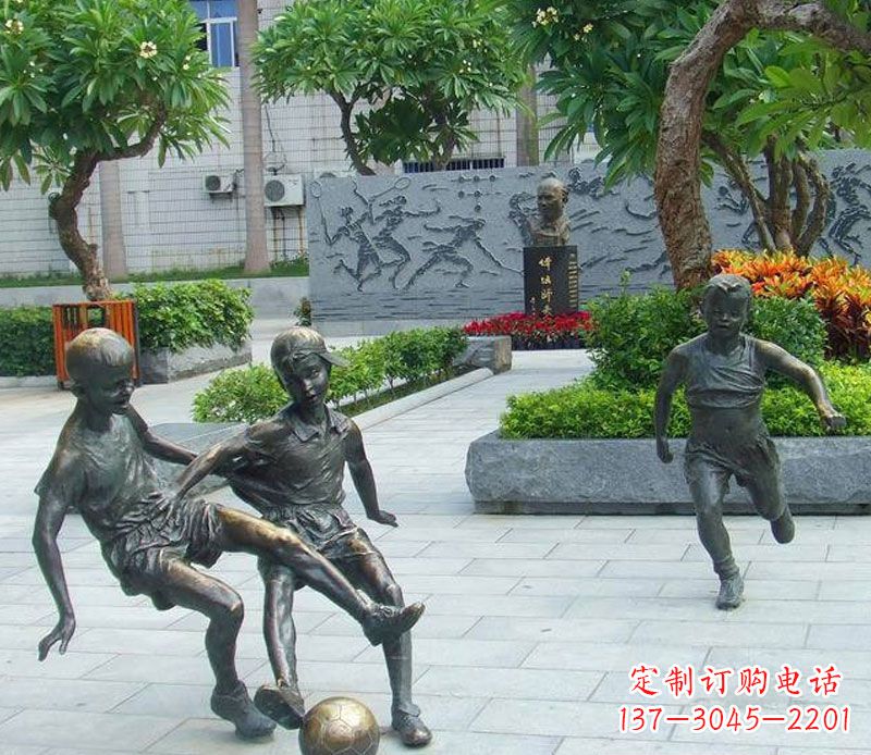 宜宾小孩踢足球公园景观铜雕