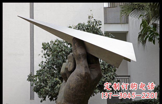 宜宾小区不锈钢手拿纸飞机雕塑