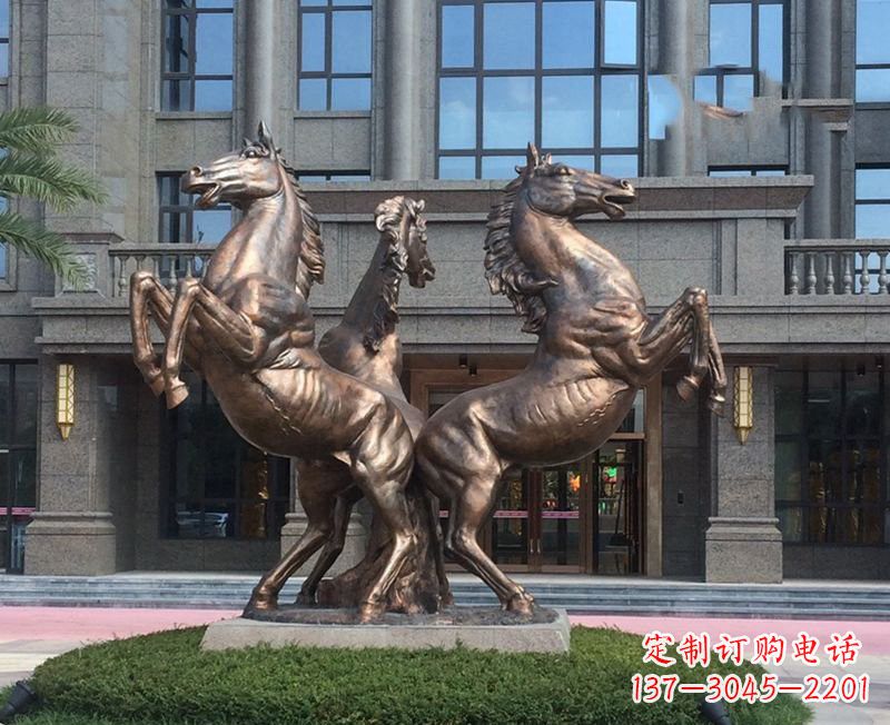 宜宾小区立马铜雕