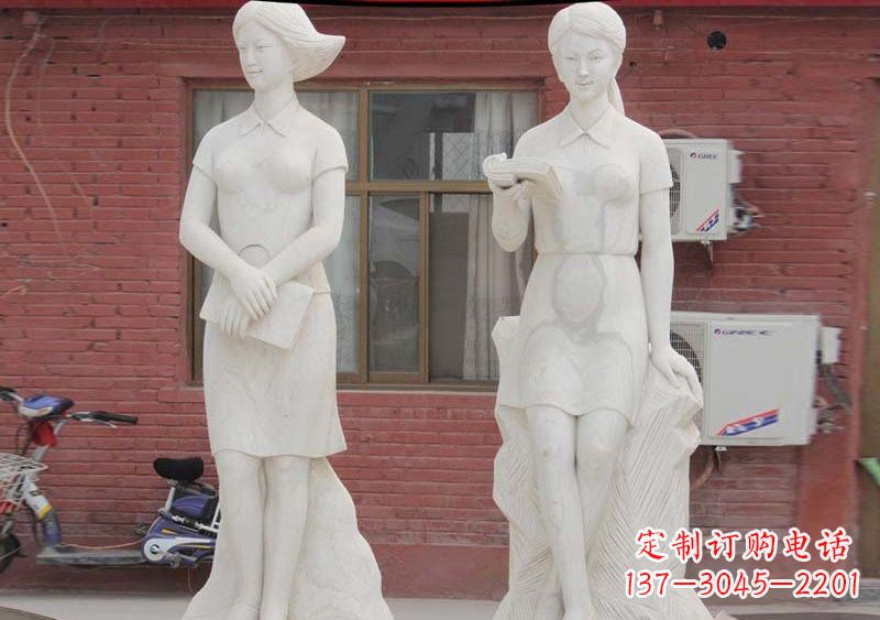 宜宾校园拿书本的学生石雕