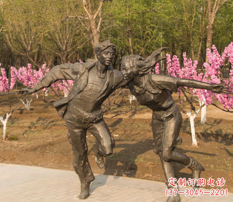 宜宾游玩的情侣铜雕