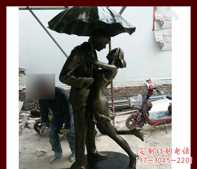 宜宾雨伞下拥抱的情侣铜雕