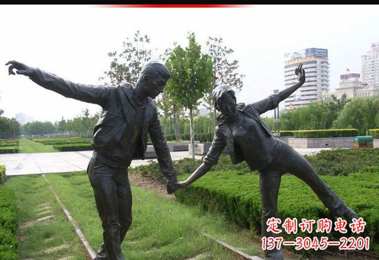 宜宾走铁轨的情侣铜雕