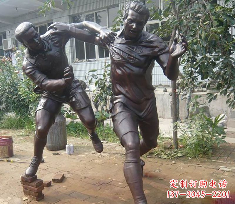 宜宾足球运动公园人物铜雕